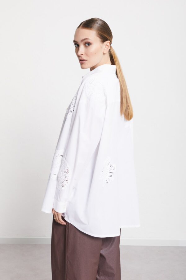 Cotton shirt with crochet doilies - Image 2