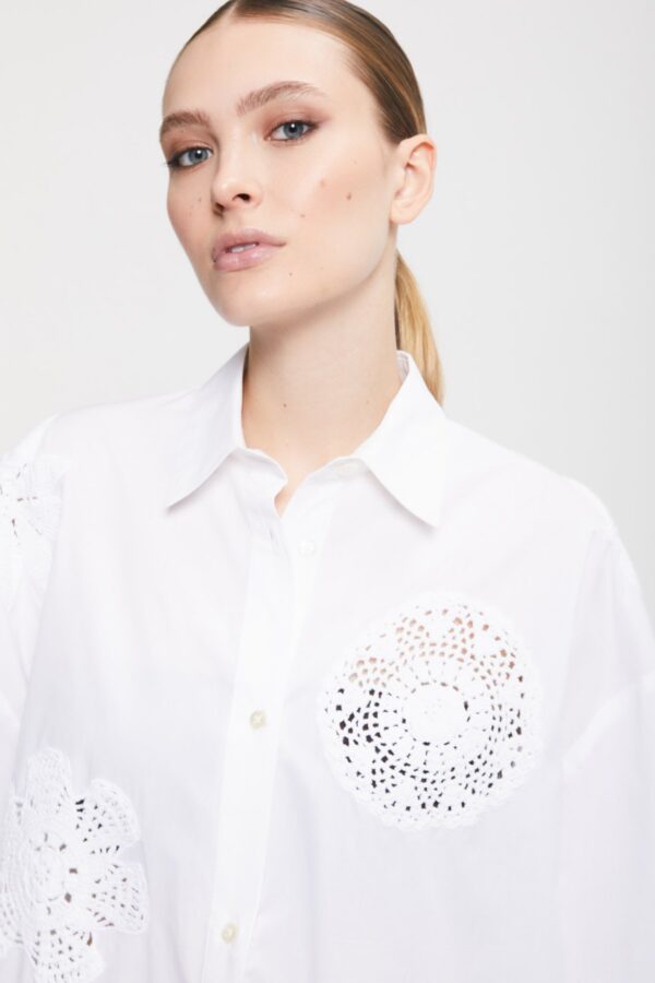 Cotton shirt with crochet doilies - Image 3